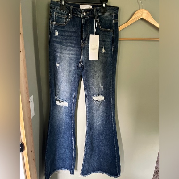 Risen Flares 7/8 - Picture 1 of 4